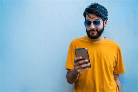 Jovem latina usando seu telefone celular Foto Grátis