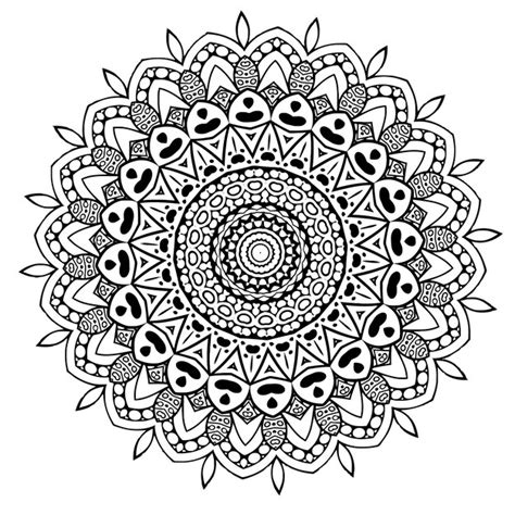 Mandala Decorativo Con Elementi Floreali Classici Su Sfondo Bianco