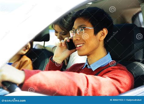 Homem Que Conduz O Carro E Que Fala No Telefone Celular Imagem De Stock