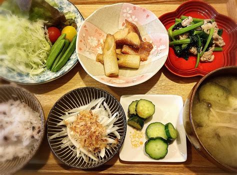 冷蔵庫の少しずつを一掃メニュー♪ 塩麹漬け豚肉とほうれん草の炒め物 定食。 おかあさん食堂