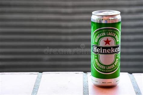 Cerveza Heineken En Exhibici N En Los Estantes De La Tienda Imagen