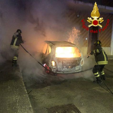 Senza Sosta Gli Incendi Di Auto Nel Leccese Domenica Fiamme A Surbo E