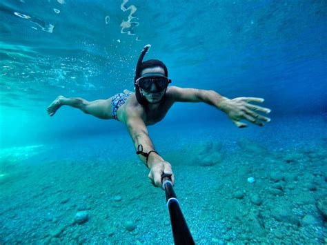 El Largo De Un Hombre Sin Camisa Nadando En El Mar Foto Premium