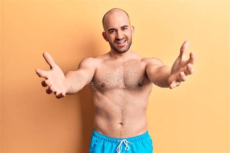 Jovem Homem Careca Bonito Usando Roupa De Banho Sem Camisa Olhando Para