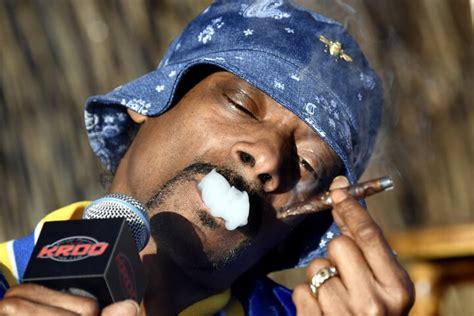 Snoop Doggs Personal Blunt Roller Reveals How Many Joints The Rapper