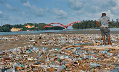 Mancing Di Teluk Youtefa Yang Tertangkap Malah Sampah