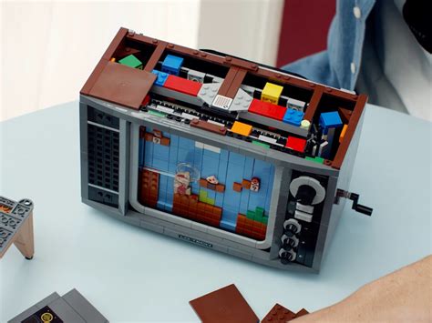 This LEGO Nintendo Entertainment System Brings Mario to Life