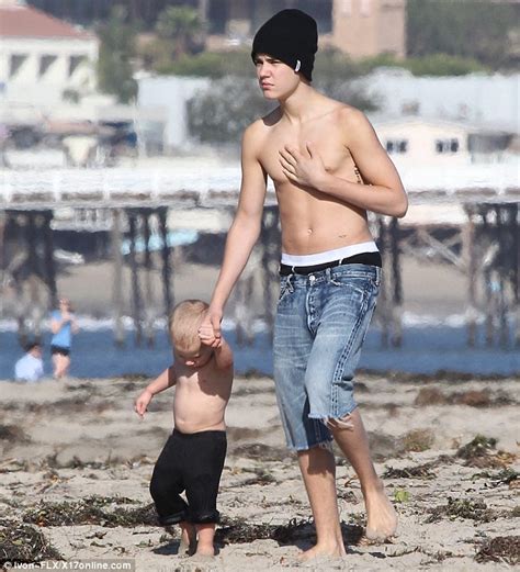 Justin Bieber & family in the beach - Justin Bieber Photo (29079665 ...