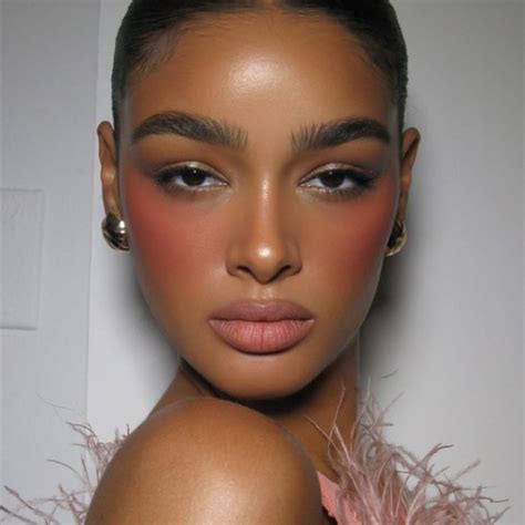 Como aplicar um batom nude e inspirações perfeitas para usar no outono