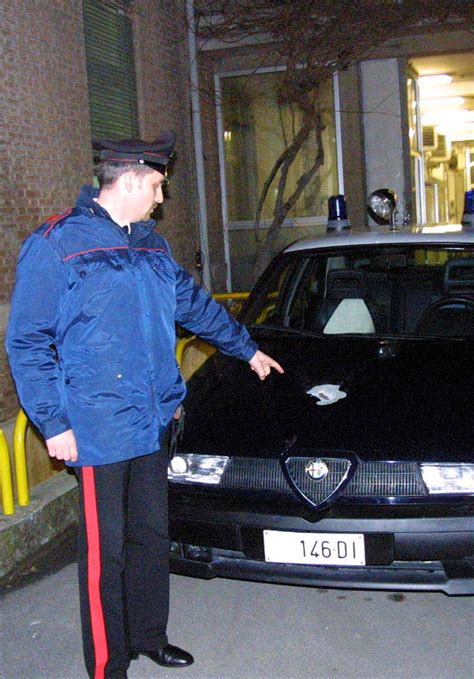 Non Si Fermano Allalt Con Lauto Rubata Investono I Carabinieri