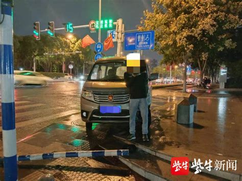 雨天路滑司机猛踩刹车，面包车失控撞倒信号灯杆 摩托车女骑手弯道对撞疑似身亡 减速 双龙