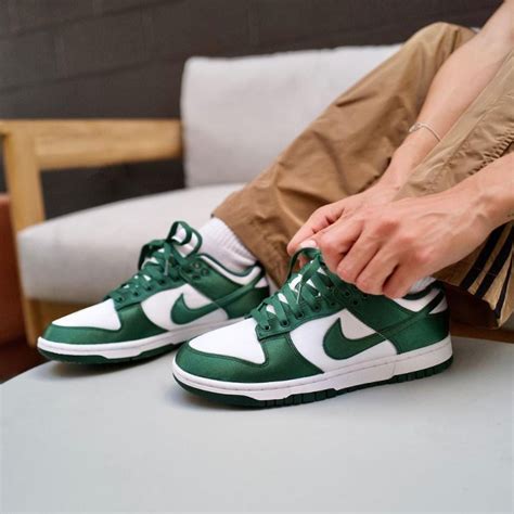 Nike Dunk Low Wmns Satin Green Dx Sneakermood