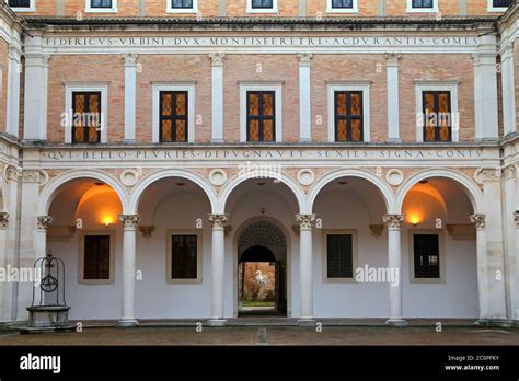 URBINO ITALIA 3 DE ENERO DE 2019 Patio Del Palazzo Ducale