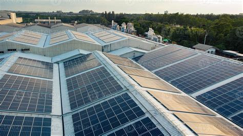 células solares en las granjas solares de una gran fábrica industrial