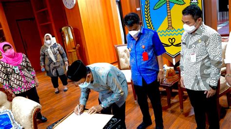 Pemprov Sulteng Serahkan Hibah Keuangan Untuk Parpol Sebesar Rp1 7