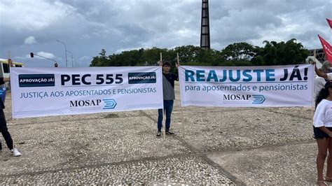 ATO PÚBLICO NO DIA NACIONAL DO APOSENTADO REÚNE SERVIDORES NA PRAÇA DOS