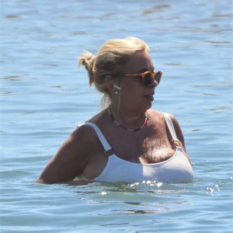 Carmen Borrego bañándose en el mar en una playa de Marbella Carmen