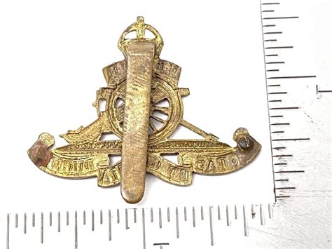 WW1 Royal Field Ubique Quo Fas Et Gloria Ducunt Cap Badge Military