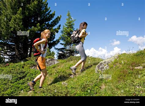 Zwei Junge Frauen Beim Wandern In Den Bergen Two Women Walking In The