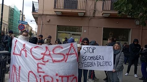 Cinquanta Famiglie Senza Un Tetto In Presidio Sotto Alla Prefettura