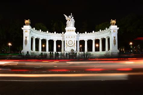 Hemiciclo a Juárez y tráfico de noche Hemiciclo a Juárez Flickr