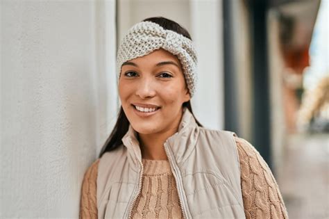 Giovane donna latina sorridente felice in piedi in città Foto Gratis