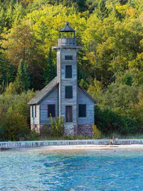 21 BEAUTIFUL Michigan Lighthouses To Visit One Day