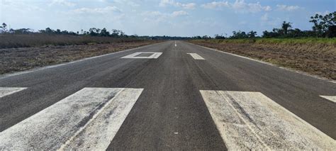 Deracre conclui roçagem lateral da pista de pouso do aeródromo de