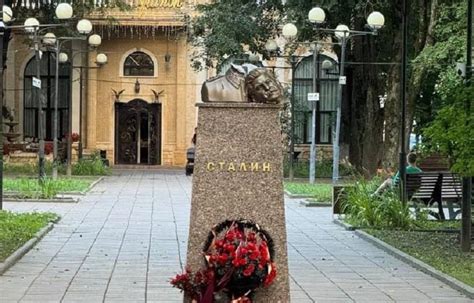 Un bust al lui Stalin a fost decapitat cu un baros în apropiere de