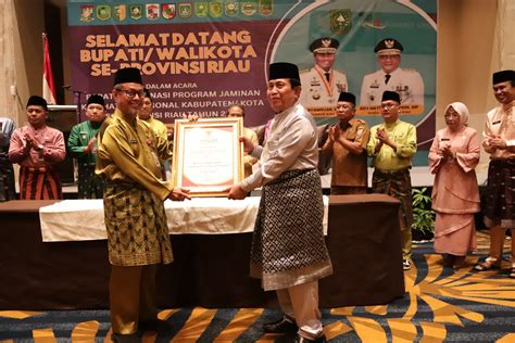 Bupati Sukiman Kembali Terima Penghargaan Bentuk Komitmen Menurunkan