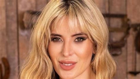 Jésica Cirio se filmó en bikini desde la playa y dejó a la vista su delantera