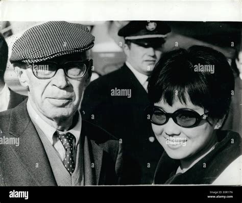 Septembre 09 1957 Henry Miller Et Son épouse Arrivent à Paris Henry