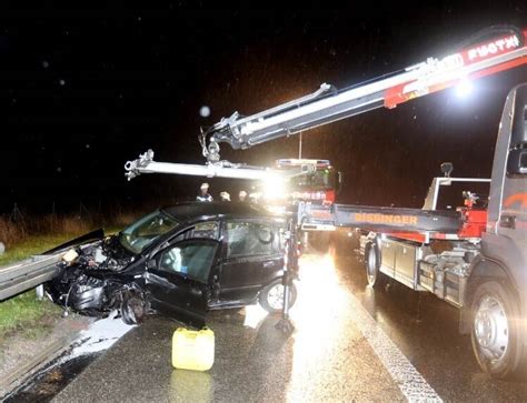 Kleintransporter Kracht Auf Fiat Zwei Personen Auf A8 Schwer Verletzt