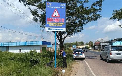 Satlantas Polres Kapuas Pasang Spanduk Peringatan Rawan Kecelakaan Ini Tujuannya