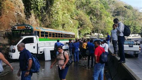 Múltiple Accidente De Tránsito En Carretera Los Chorros Bloqueó Paso