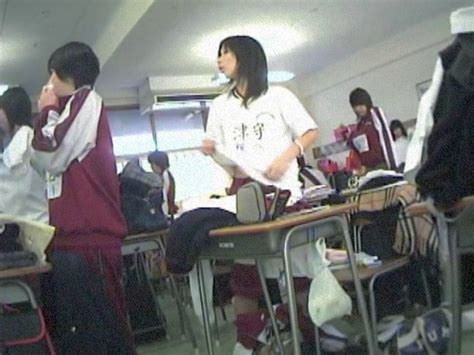 本物です 女子高生が教室で着替え 制服を脱いで下着姿に パンティーも盗撮 : ちょっとエッチなブログ（～25.5.5）