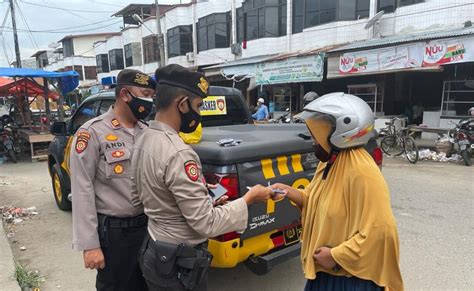 HUT Bhayangkara Ke 75 Sat Sabhara Polres Lhokseumawe Bagikan Masker Di