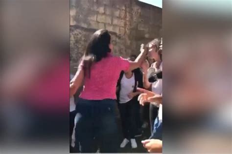 V Deo Mostra Mulher Dando Soco Em Aluna Na Sa Da De Escola Moleca