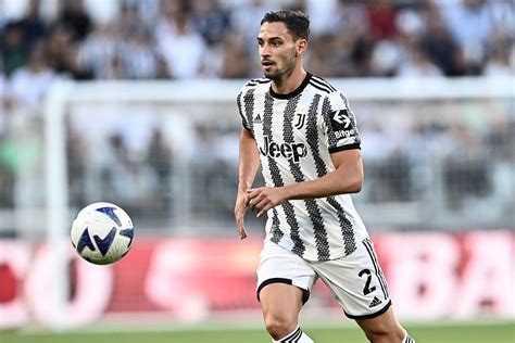 Juve De Sciglio Operazione E Tempi Di Recupero Per L Esterno Calcio