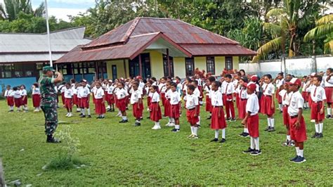 Tanamkan Disiplin Sejak Dini Babinsa Berikan Materi PBB Kepada Murid