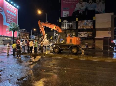 Zmir Konak Ta Temiz Su Borusu Patlad Cadde Sular Alt Nda Kald