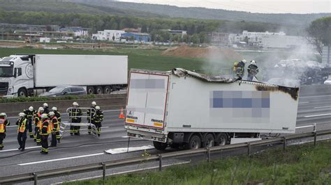 Bad Homburg Friedberg Hessen Feuer In Lkw Anh Nger Verursacht Stau Auf A