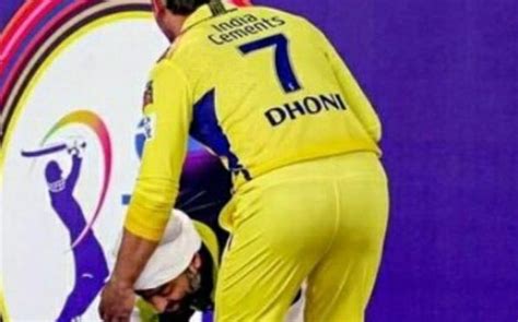 When Legends Meet Arijit Singh Touches Dhonis Feet At Ipl Opening