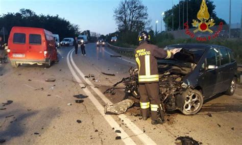 Civitanova Frontale Tra Auto E Furgone Lungo La Statale Adriatica