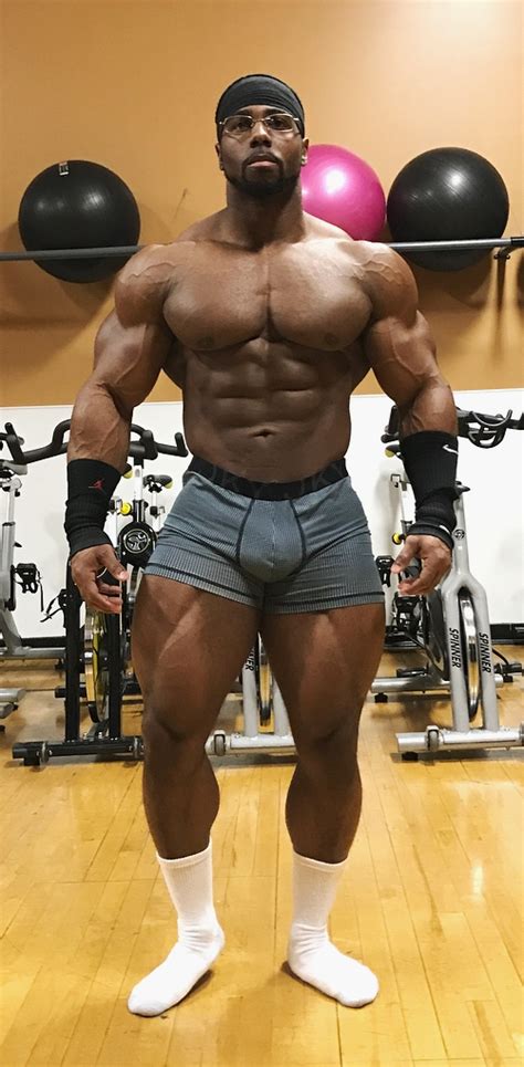 MUSCLE WORSHIP Chris Hester Black Bodybuilder