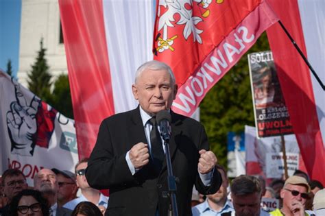 Protest Przed Sejmem W Obronie Ks Micha A Olszewskiego Przeciwko