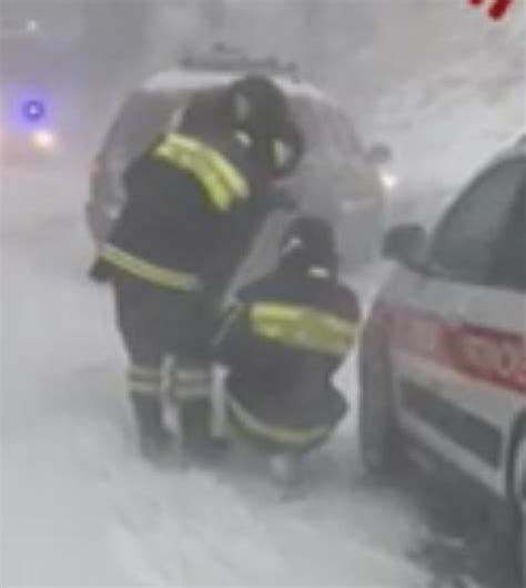 Famiglia Prigioniera Dellauto Durante La Tormenta Di Neve Salvata Dai