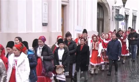 Micii Colind Tori Din Bihor Spectacol N Costume Populare Peste