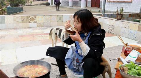 秋妹用柴火煮酸辣火锅，围着火边猛吃猛吃，太爽了美食美味食谱好看视频