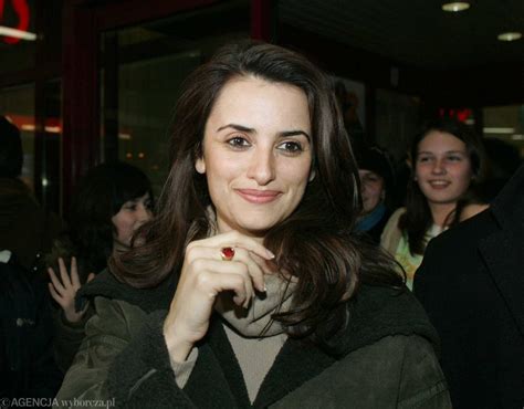 48 Letnia Penelope Cruz Na Pokazie Mody Chanel W Mini Z Piórami